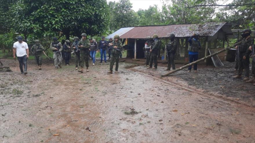 Ejército de Ecuador entra en Colombia y se lleva a seis personas