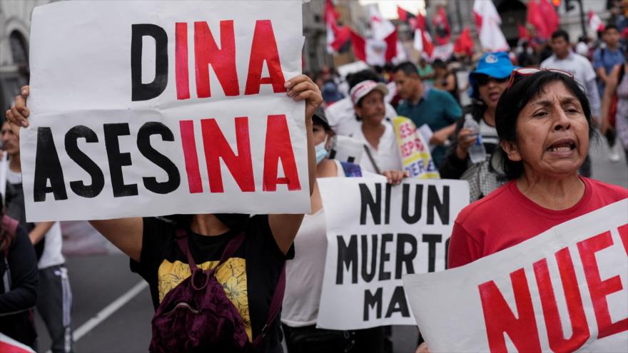 Peruanos recogen firmas para adelanto de elecciones
