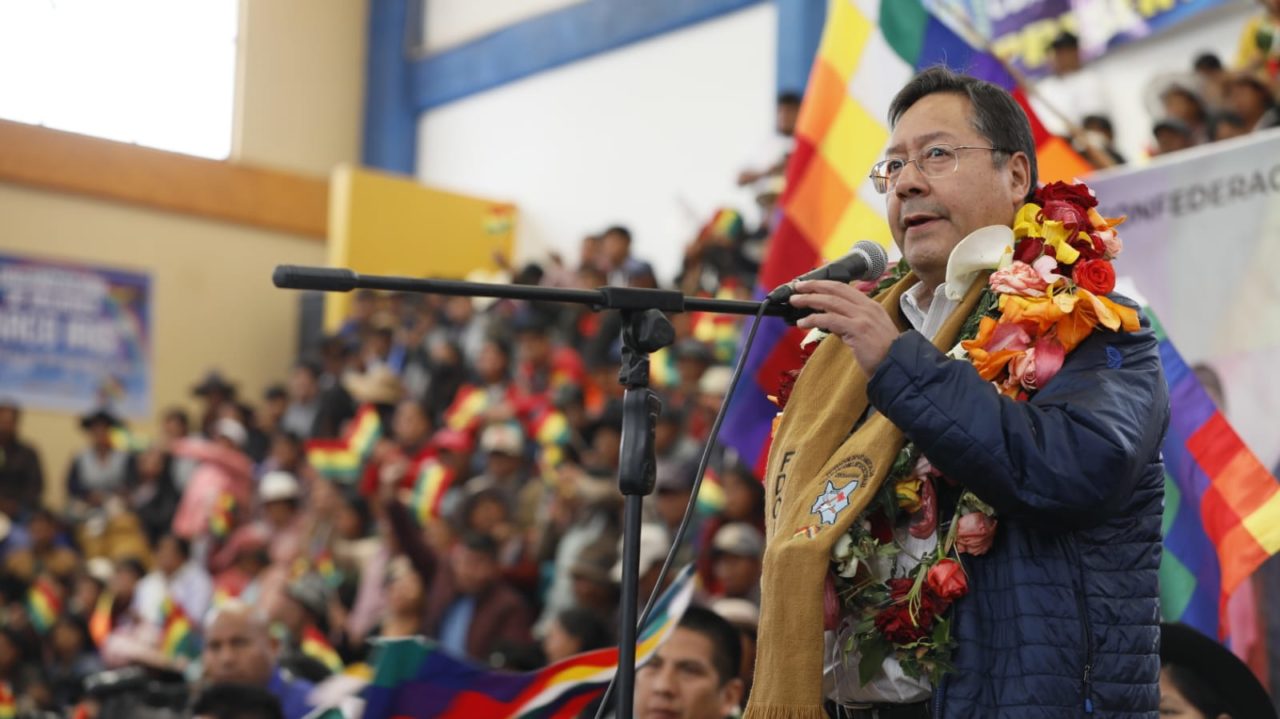 Bolivia. Arce denuncia intereses desde “adentro y afuera” de desestabilizar al Gobierno y pide a las organizaciones sociales mantenerse unidas