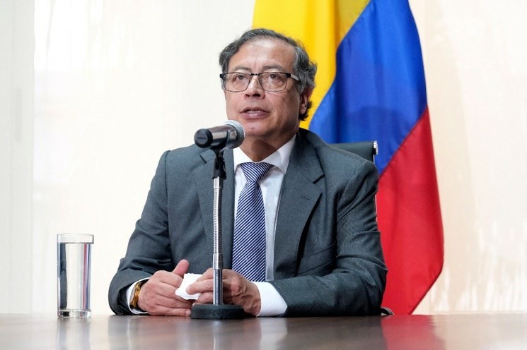 Presidente de Colombia pide investigar amenazas contra su hija