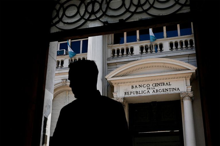 Argentina. A lo Cavallo: el Banco Central asegurará la deuda en dólares de las empresas privadas